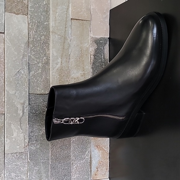 🎁 MICHAEL Michael Kors Women's Regan Leather Ankle Boot - Picture 7 of 11